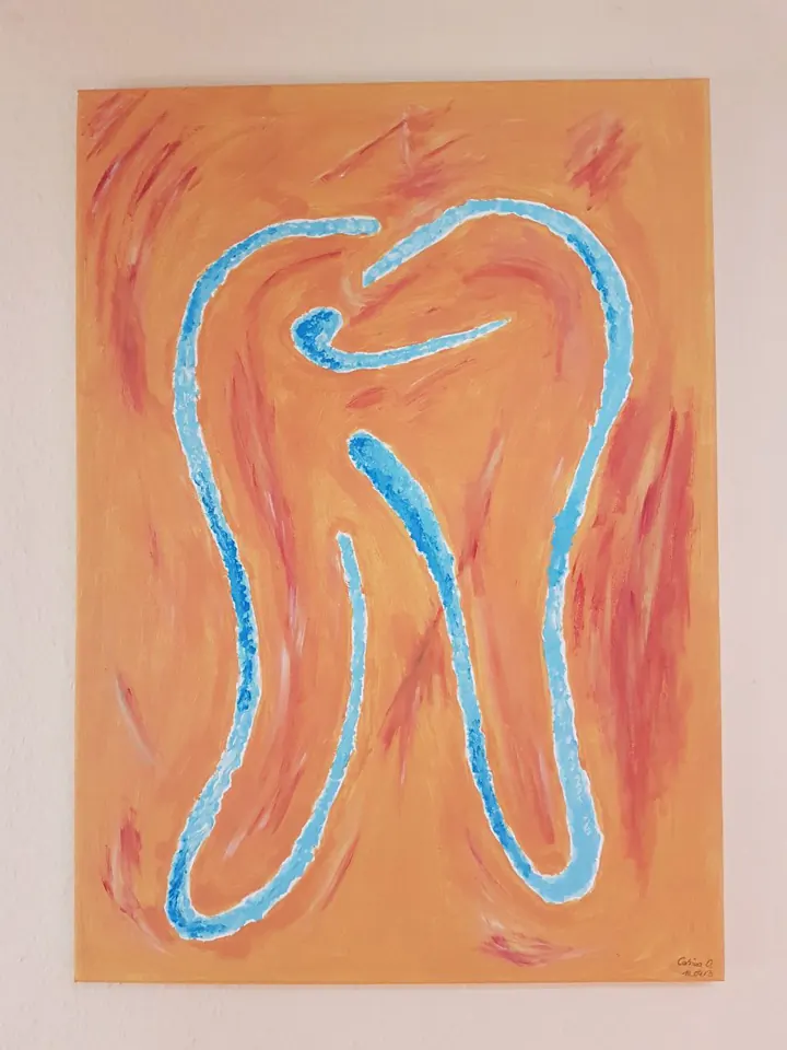 Gemälde eines Zahns in Blau auf orangem Grund