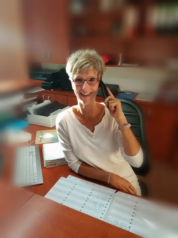 Mitarbeiterin am Empfang der Praxis beim Telefonieren