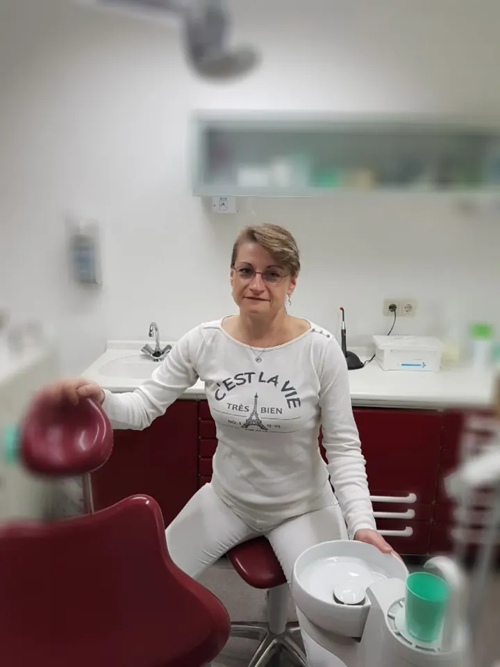 Mitarbeiterin am Behandlungsstuhl